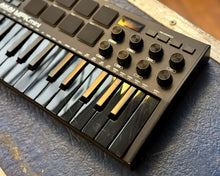 Load image into Gallery viewer, AKAI MPK Mini Mk3 SE Keyboard Controller - Black