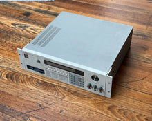 Load image into Gallery viewer, AKAI S950 Digital Sampler