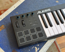Load image into Gallery viewer, Alesis V25 25-Key USB MIDI Pad/Keyboard Controller