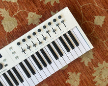 Load image into Gallery viewer, Arturia KeyLab 61 Essential Keyboard Controller - White