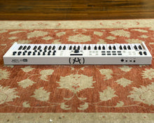 Load image into Gallery viewer, Arturia KeyLab 61 Essential Keyboard Controller - White