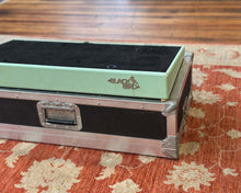 Load image into Gallery viewer, Blackbird Pedalboard with Flight Case
