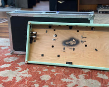 Load image into Gallery viewer, Blackbird Pedalboard with Flight Case