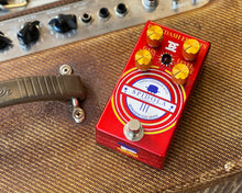 Load image into Gallery viewer, Demedash Effects Spidola Germanium Fuzz Спидола Германиум Фузз - Gold Knobs