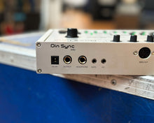Load image into Gallery viewer, Din Sync RE-303