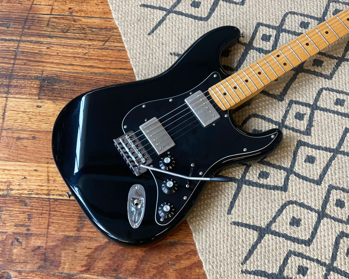 Guitarra FENDER Blacktop Stratocaster HH Preta - Mundomax