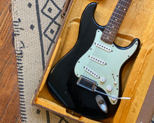 Load image into Gallery viewer, '04 Fender Custom Shop 1960 Stratocaster Relic - Black w/ OHSC - 3.3kg! 🖤