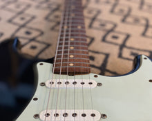 Load image into Gallery viewer, '04 Fender Custom Shop 1960 Stratocaster Relic - Black w/ OHSC - 3.3kg! 🖤