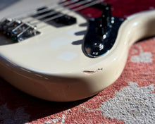 Load image into Gallery viewer, CIJ Fender Jazz Bass '62 Reissue (1997-2000)