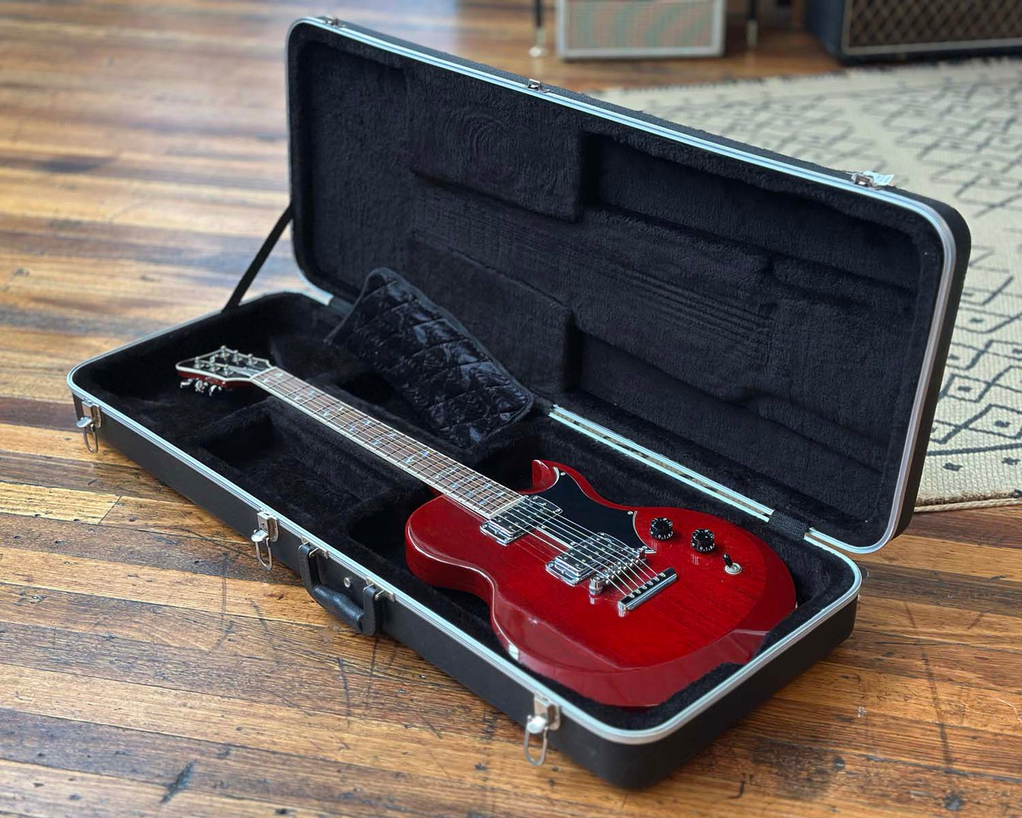 First Act Custom Shop Lola