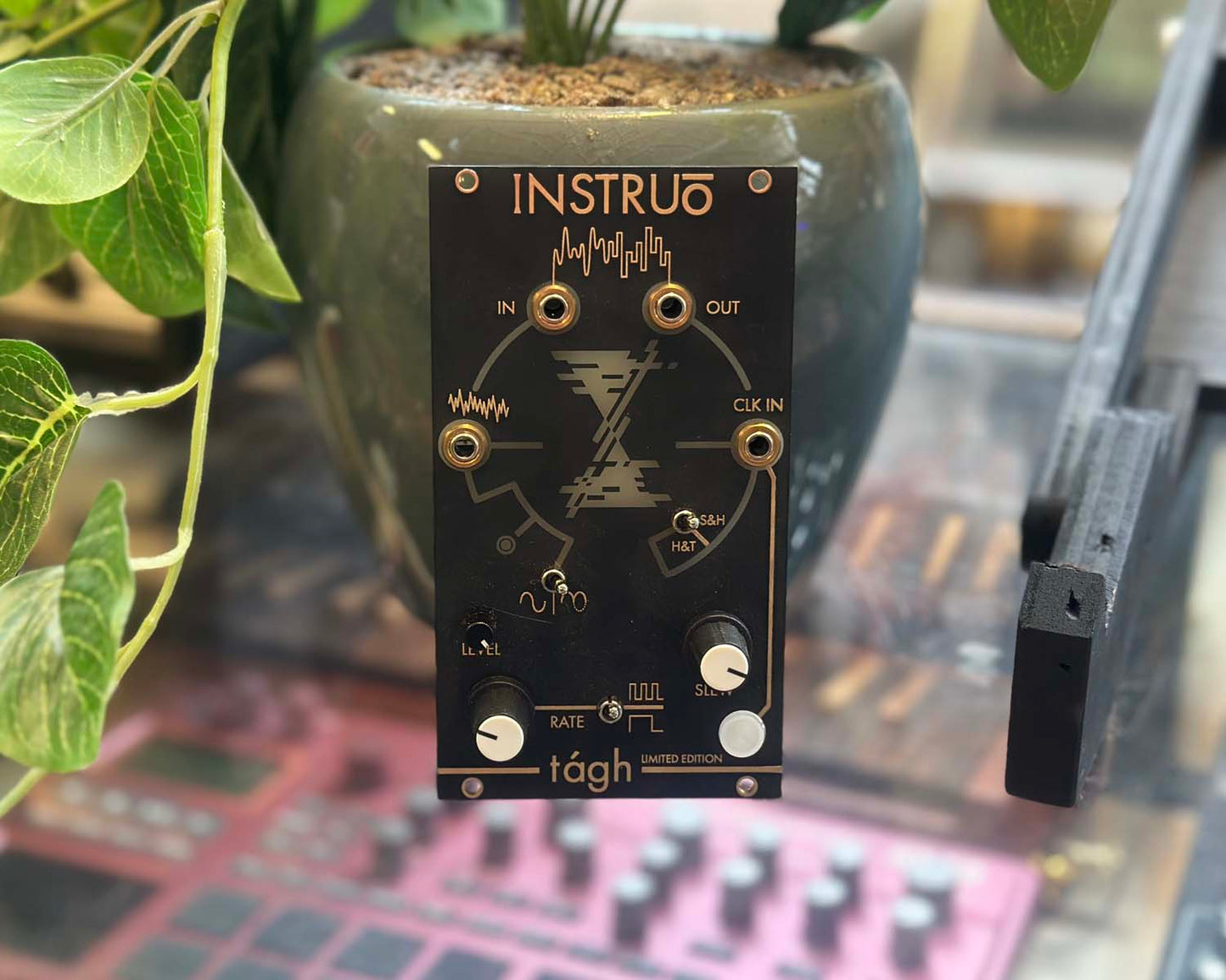 Instruo Tágh - Limited Edition