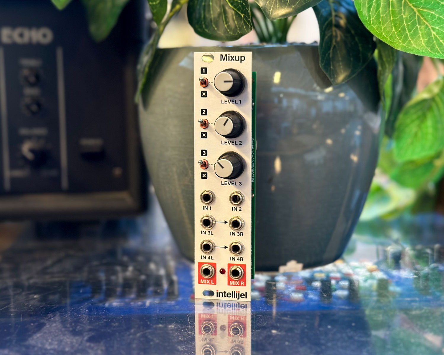 Intellijel Mixup 4入力ミキサー A Intellijel Mixup Compact Mono/Stereo Chainable Eurorack Mixer