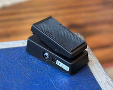 Load image into Gallery viewer, Jim Dunlop Cry Baby Mini