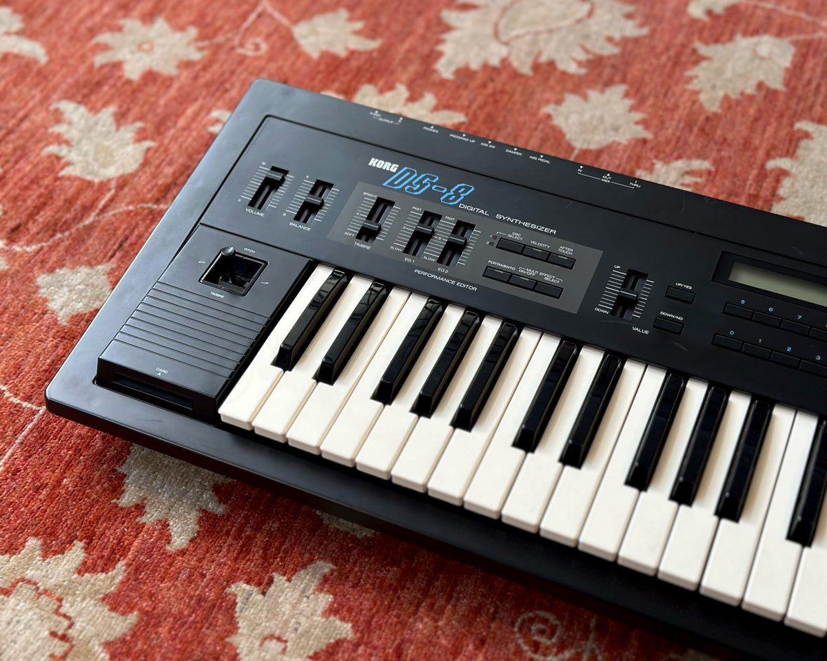 電子ピアノ　シンセサイザー　KORG DS-8 Korg DS-8 Digital Synthesizer - W/Power Supply - Made in