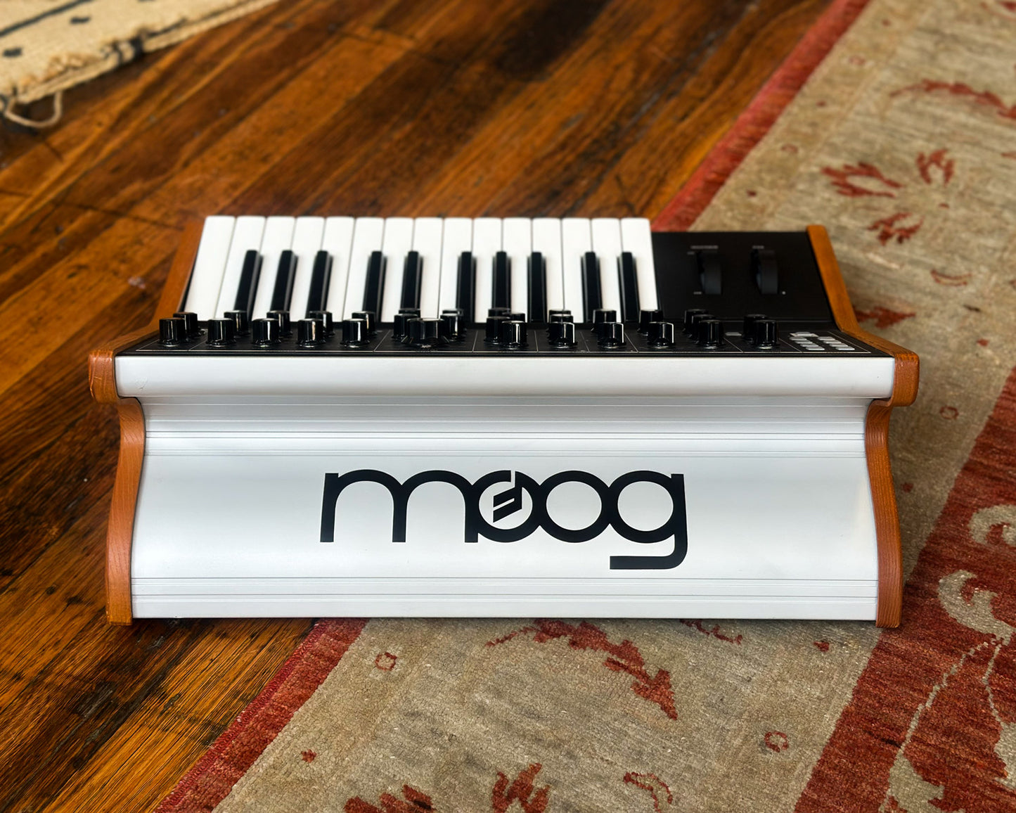 Moog Subsequent 25 Compact Paraphonic Analogue Synthesizer