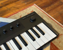 Load image into Gallery viewer, Native Instruments Maschine Mikro Mk3 Black