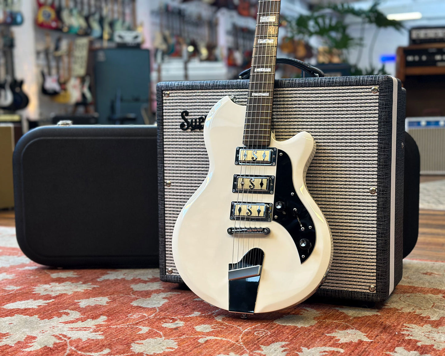 Supro Hampton Arctic White w/Hard Shell Case