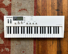 Load image into Gallery viewer, Waldorf Blofeld 49-Keyboard - White w/ Flight Case