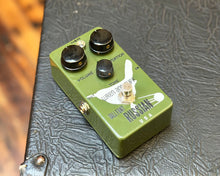 Load image into Gallery viewer, Wren and Cuff Tall Font Russian