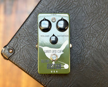 Load image into Gallery viewer, Wren and Cuff Tall Font Russian