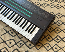 Load image into Gallery viewer, YAMAHA DX7 Digital Programmable Algorithm Synthesiser