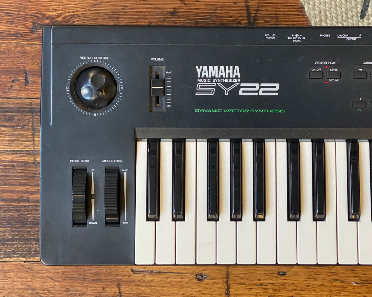 YAMAHA ヤマハ　シンセサイザー SY22 純正ケース ペダル付き YAMAHA ヤマハ シンセサイザー SY22 純正ケース ペダル付き