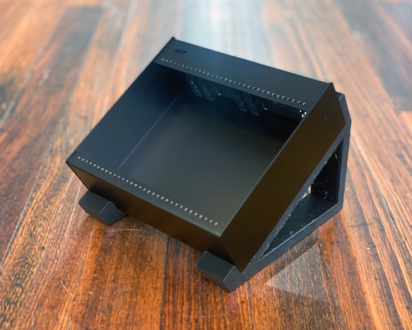 Black Legs Tilted Pod Stand