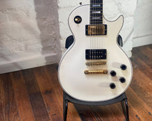 Load image into Gallery viewer, '00 Gibson Les Paul Custom - Alpine White w/ OSHC - Steve Jones-style πΊπΈ