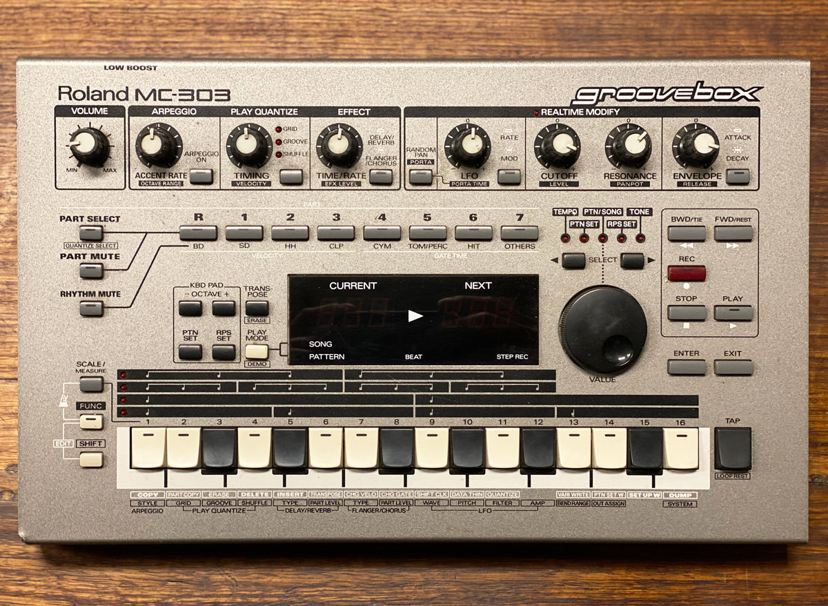 ◎名機◎ ROLAND MC-303 GROOVEBOX 純正キャリーバッグ付き ◎名機◎