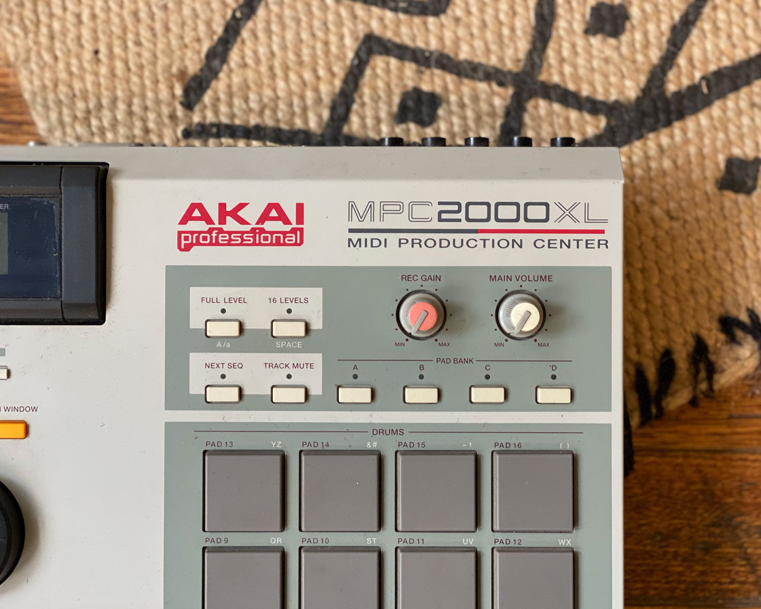 AKAI（アカイ） MPC 2000XL CF Akai MPC2000XL + 8 outputs + Multi card reader Vintage Drum