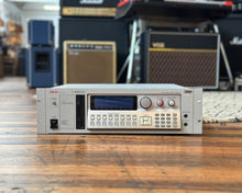 Load image into Gallery viewer, AKAI S3200 - MIDI Stereo Digital Sampler
