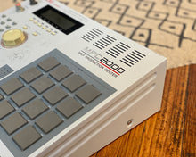 Load image into Gallery viewer, Akai MPC2000 Sampling Drum Machine
