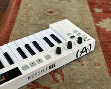 Load image into Gallery viewer, Arturia Keystep 37 - White

