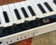 Load image into Gallery viewer, Arturia Keystep 37 - White
