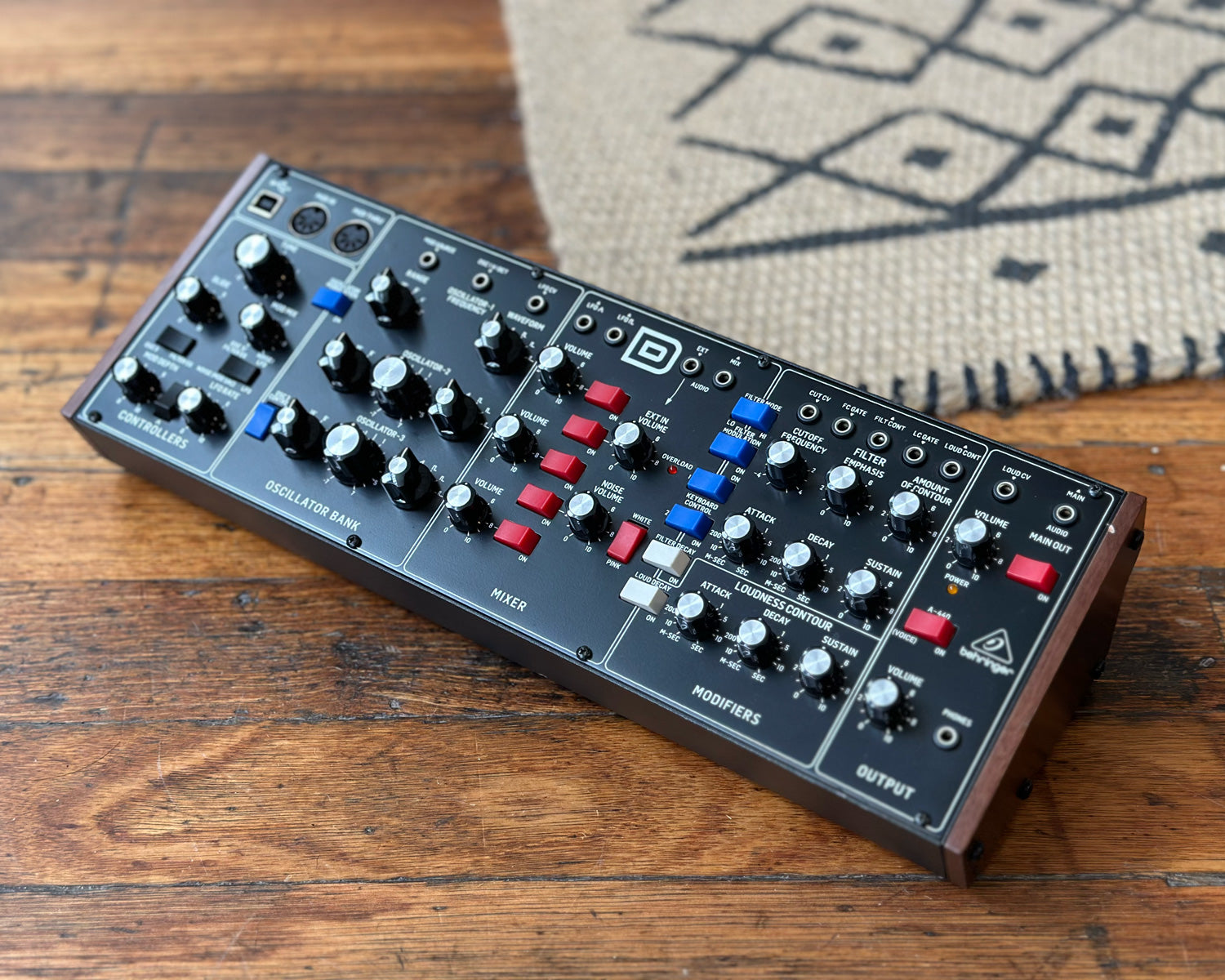 日曜に出品取り下げます】BEHRINGER Model D mini moog