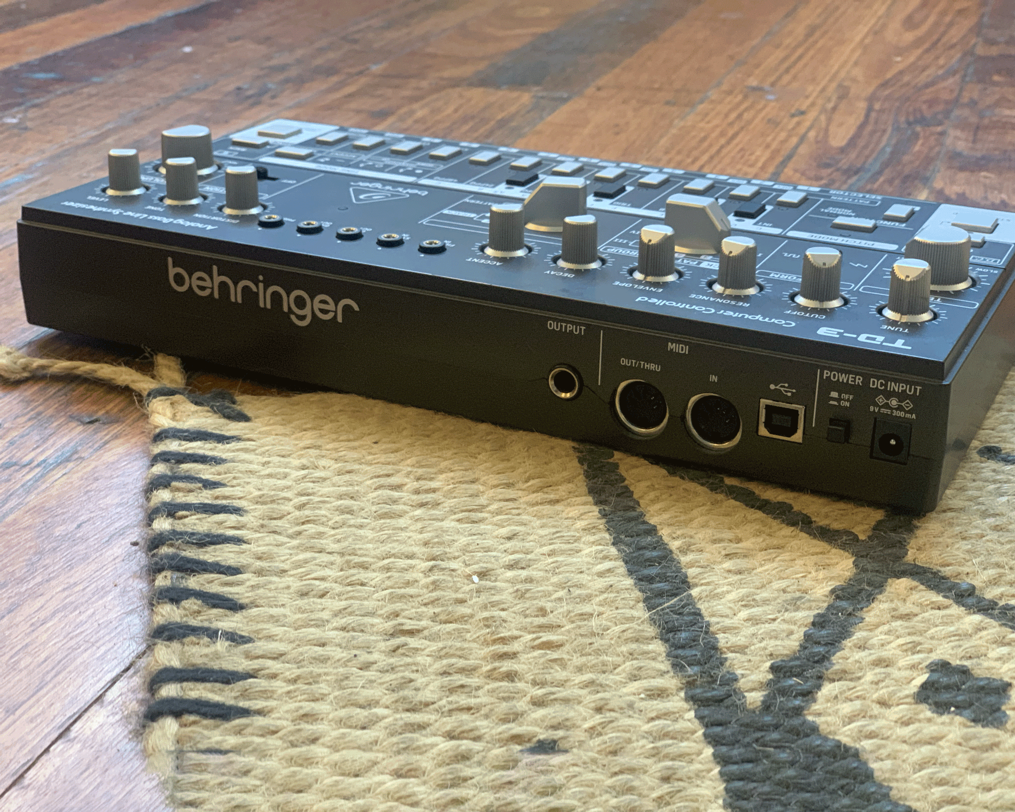 Behringer TD-3 BK Analog Bass Line Synth – Found Sound