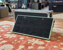 Load image into Gallery viewer, Blackbird Pedalboard with Flight Case
