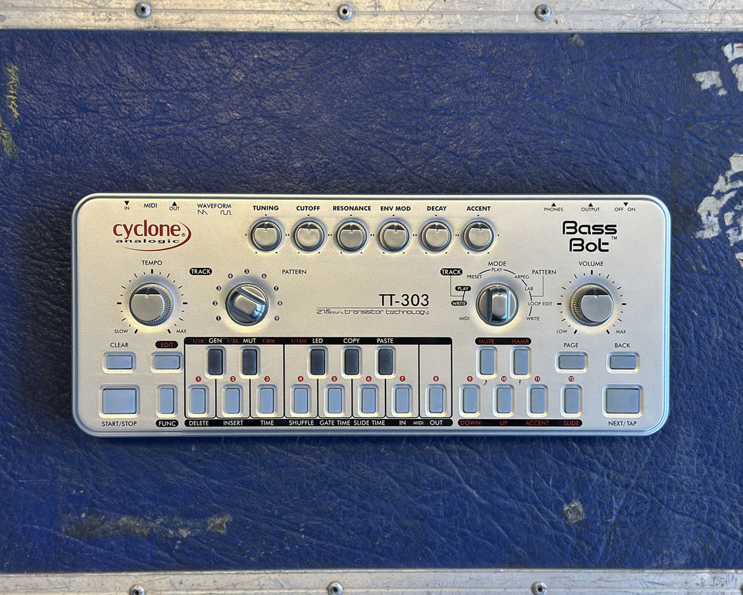 Cyclone Analogic Bass Bot TT-303 – Found Sound