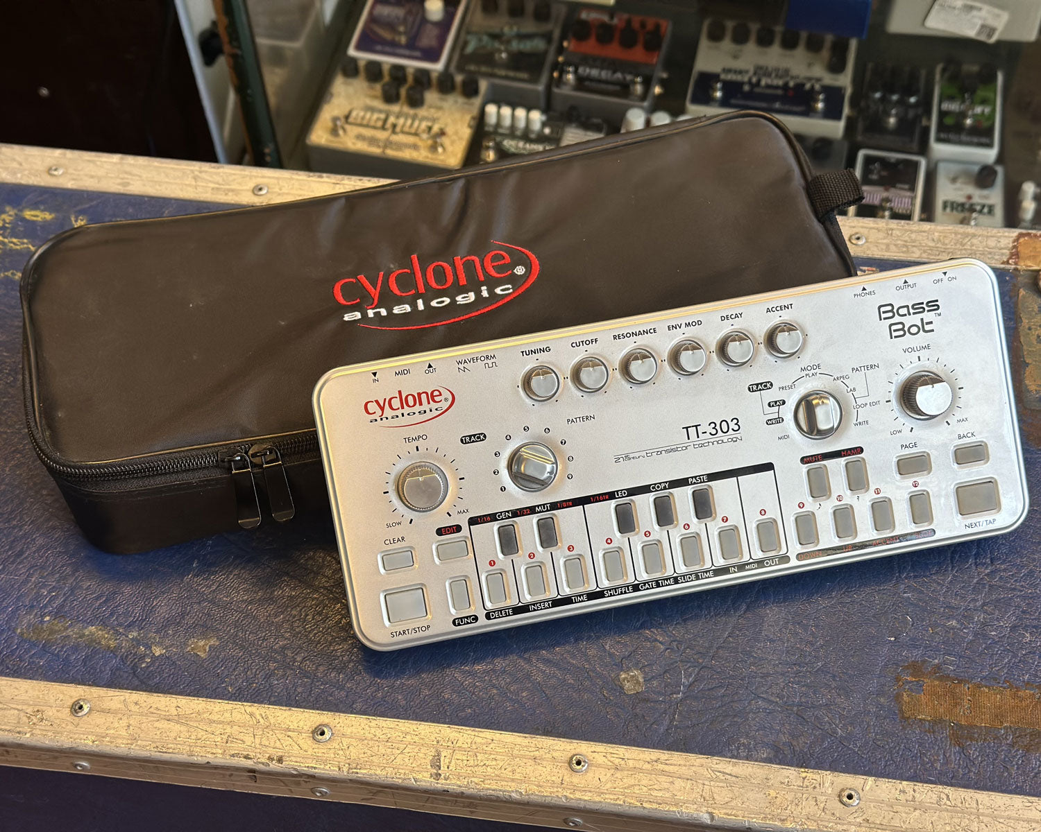 Cyclone Analogic Bass Bot TT-303 – Found Sound
