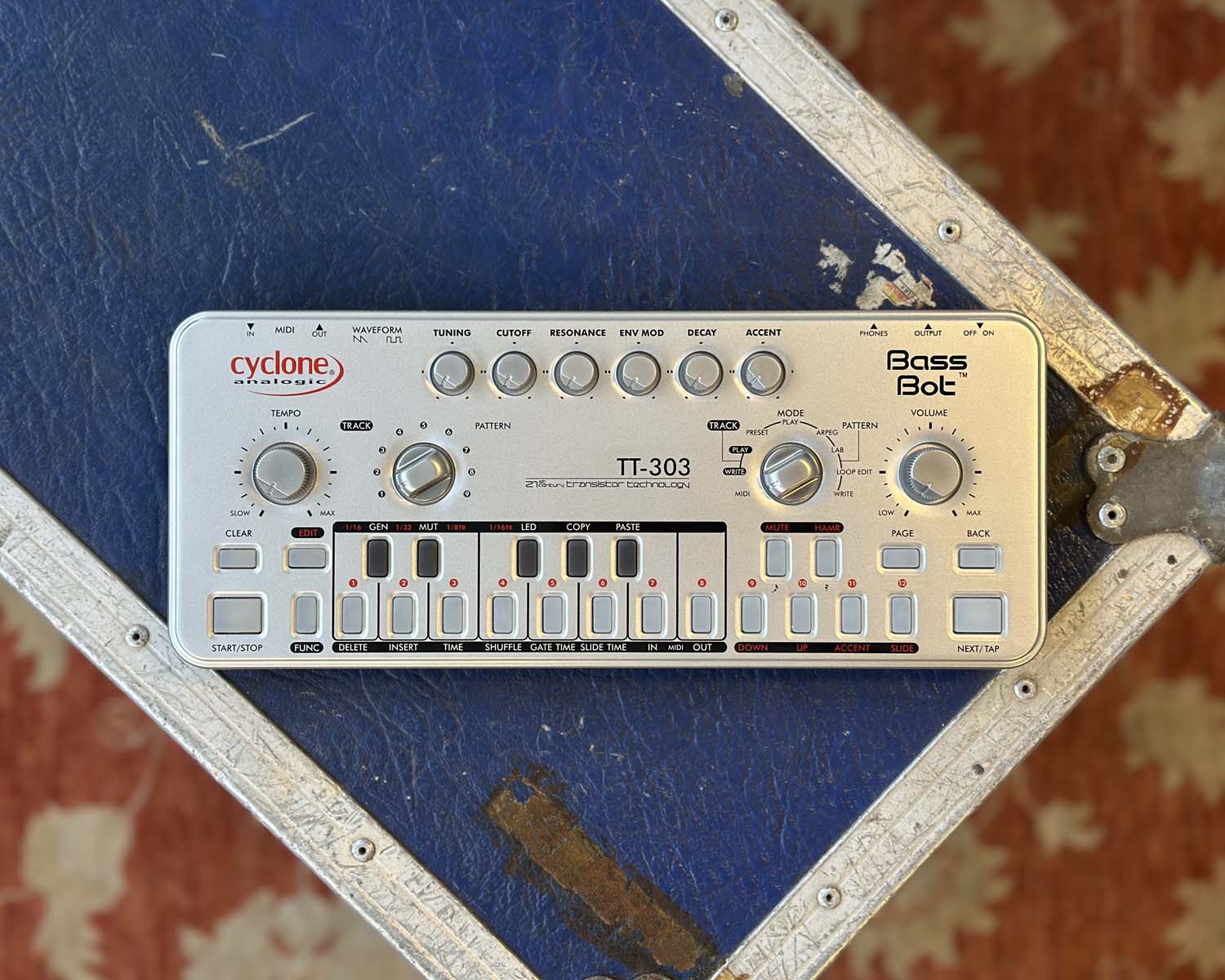 Cyclone Analogic Bass Bot TT-303 – Found Sound