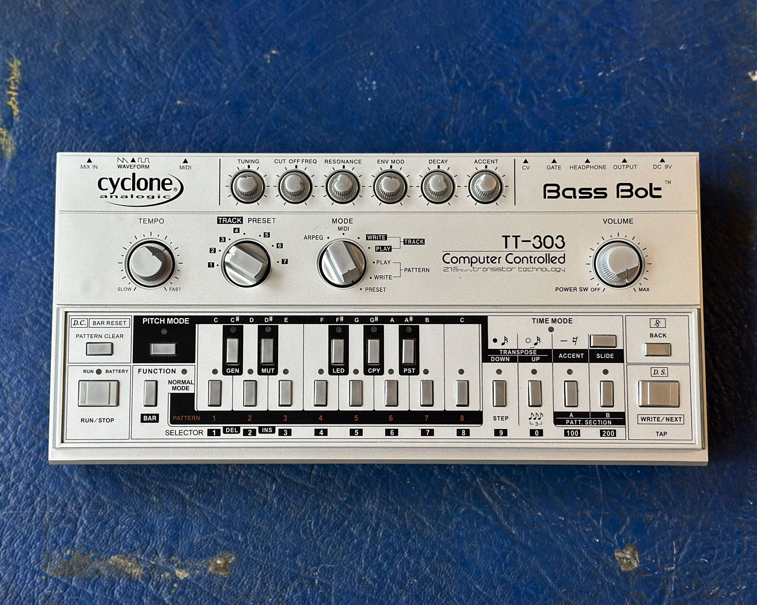 CYCLONE ANALOGIC TT-303 Bass Bot Monophoner Analog Synthesizer