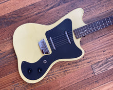 Load image into Gallery viewer, Danelectro &#39;67 Dano
