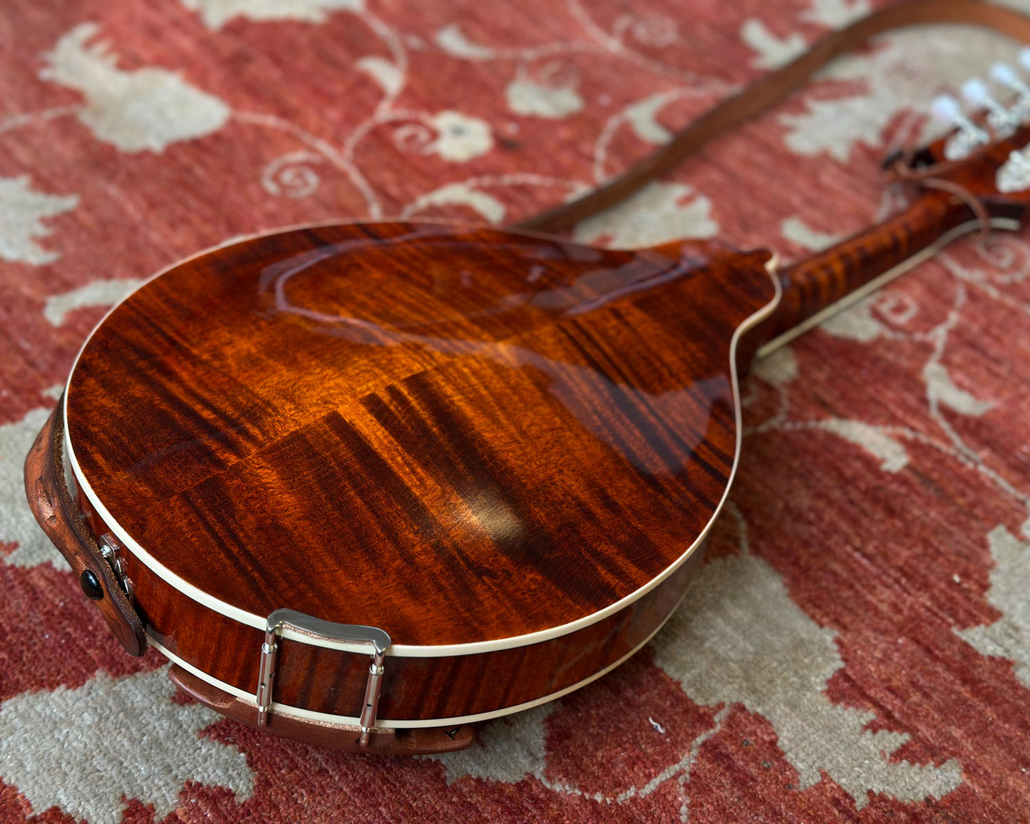 Eastman MD604 Mandolin w/ OHSC, Handrest & Strap