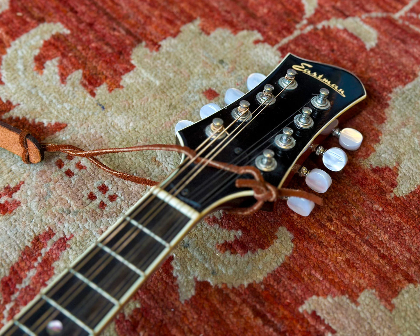 Eastman MD604 Mandolin w/ OHSC, Handrest & Strap