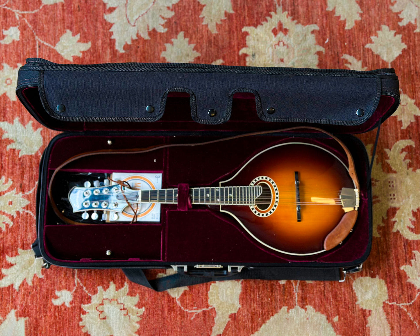 Eastman MD604 Mandolin w/ OHSC, Handrest & Strap
