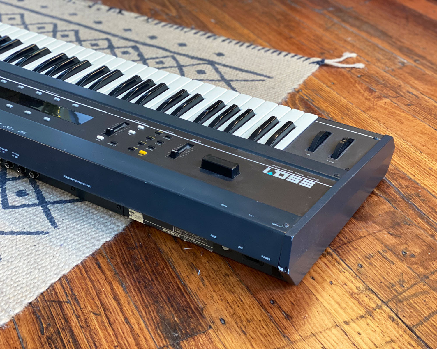 Ensoniq ESQ-1 – Found Sound