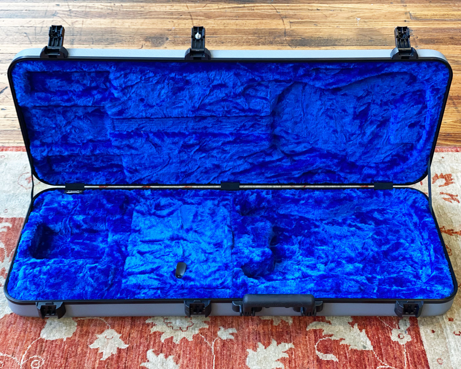 Fender Deluxe Molded Strat Tele Case Silver Blue Found Sound