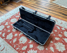 Load image into Gallery viewer, Fender Deluxe Molded Strat/Tele Case
