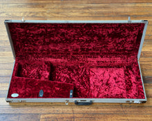Load image into Gallery viewer, Fender G&amp;G Deluxe Strat/Tele Hardshell Case - Black Tweed with Red Interior
