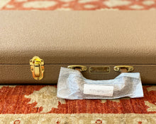 Load image into Gallery viewer, Fender G&amp;G Deluxe Jaguar/Jazzmaster/Toronado/Jagmaster Hardshell Case -Brown with Gold Plush Interior
